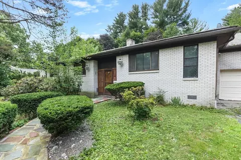 14 Ellis Dr, Worcester, MA 01609