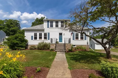 18 Story St, Rockport, MA 01966