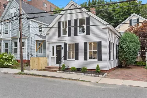 24 Charter St, Newburyport, MA 01950