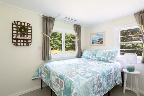 Bedroom - 98 Squaws Path, Wareham, MA 02538 photo 2 of 5