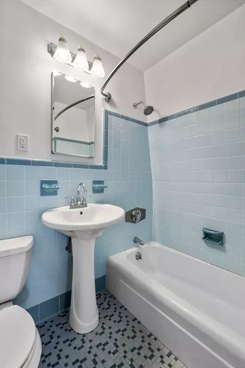 Bath - 102 Front St #3, Marblehead, MA 01945 photo 1 of 1
