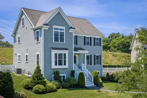 17 Osborne Hill Dr, Salem, MA 01970