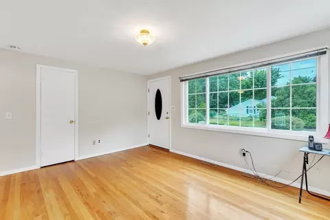 Living - 139 Prouty St, Springfield, MA 01119 photo 1 of 2