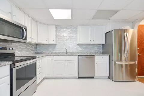 27 Shadowbrook Ln #6, Milford, MA 01757