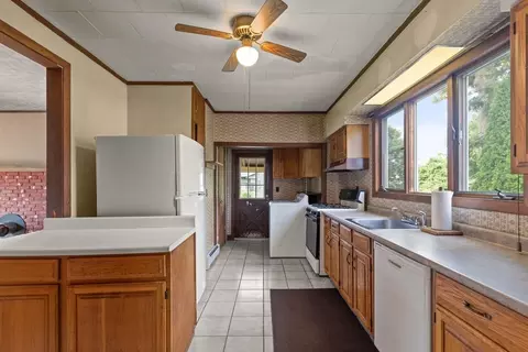 Kitchen - 18 Harold Ave, Gloucester, MA 01930 photo 1 of 3