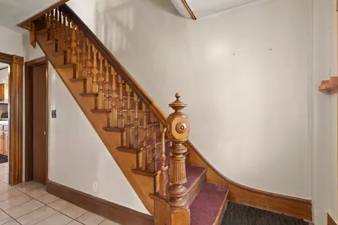 Entry Way - 18 Harold Ave, Gloucester, MA 01930 photo 1 of 2