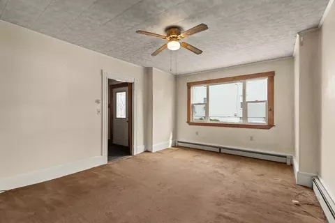 Living - 18 Harold Ave, Gloucester, MA 01930 photo 2 of 4