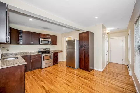 15 7th Ave, Lowell, MA 01854
