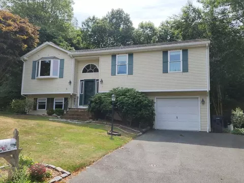 31 Schooner Dr, Dartmouth, MA 02748