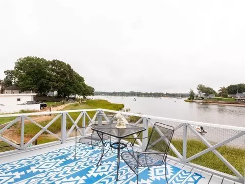 22 Pinehurst Dr, Wareham, MA 02571