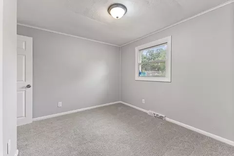 Bedroom - 57 Oakwood Ter, Springfield, MA 01109 photo 2 of 10