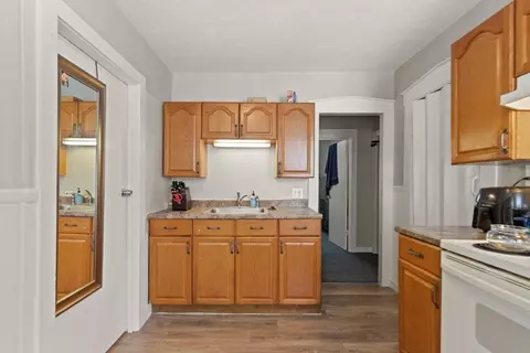 Entry Way - 352 Cabot St, Beverly, MA 01915 photo 2 of 4