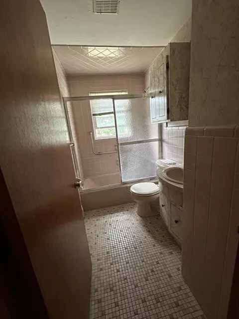 Bath - 39 Longmeadow Rd, Beverly, MA 01915 photo 1 of 1