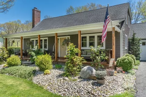 10 Woodhaven Dr, Belchertown, MA 01007