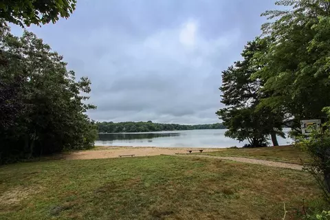 50 Round Pond Dr, Falmouth, MA 02536