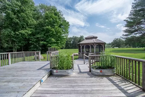 Exterior - 562 E State St, Granby, MA 01033 photo 5 of 10