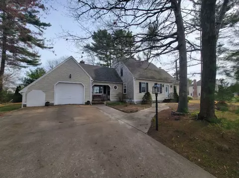 51 Nye Ln, Bourne, MA 02532