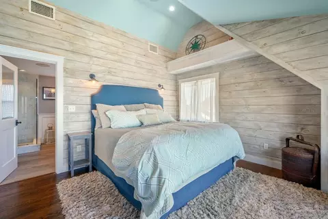 Bedroom - 29 Bay Shore Rd, Barnstable, MA 02601 photo 2 of 8