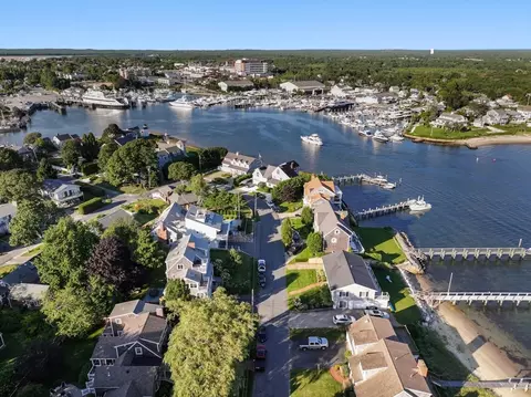 29 Bay Shore Rd, Barnstable, MA 02601