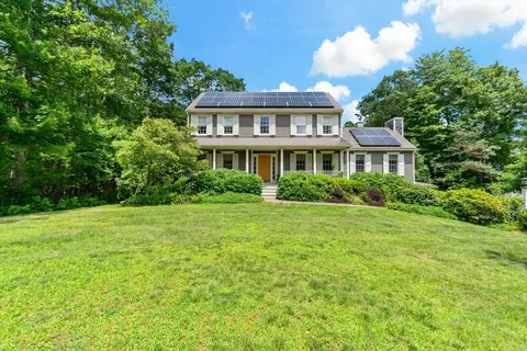84 Meadowbrook Ln, Westport, MA 02790