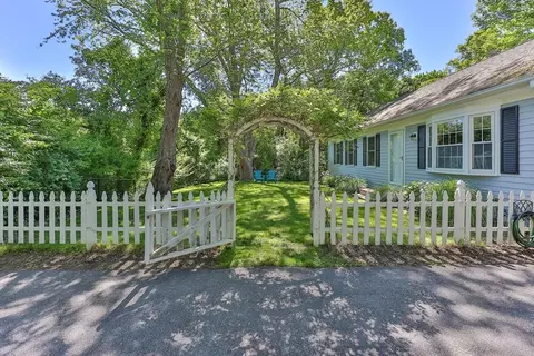 26 Huckins Neck Rd, Barnstable, MA 02632
