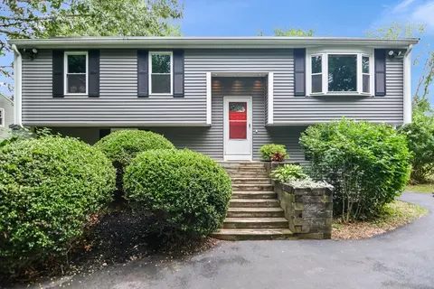 31 Cumberland Ave, Attleboro, MA 02703