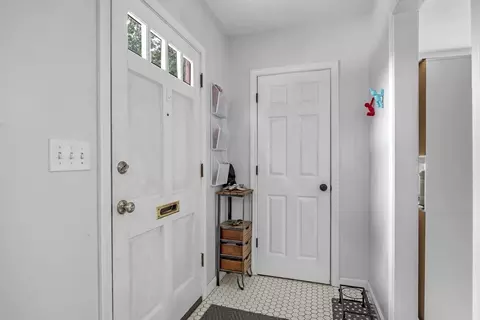 Entry Way - 2 Sargent St, Beverly, MA 01915 photo 1 of 2