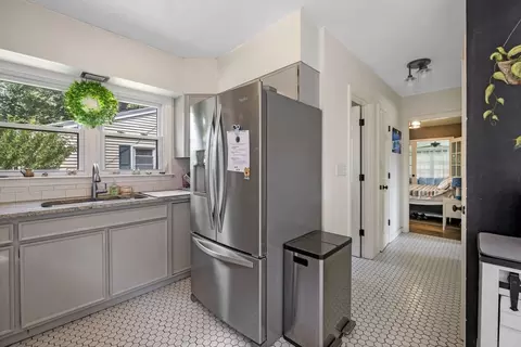 Entry Way - 2 Sargent St, Beverly, MA 01915 photo 2 of 2