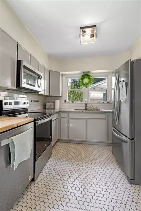 Kitchen - 2 Sargent St, Beverly, MA 01915 photo 3 of 6