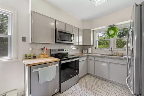 Kitchen - 2 Sargent St, Beverly, MA 01915 photo 2 of 6