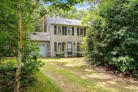8 Wren Ln, Barnstable, MA 02648