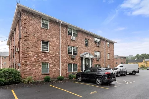 2 Colonial Village Dr #4, Arlington, MA 02474