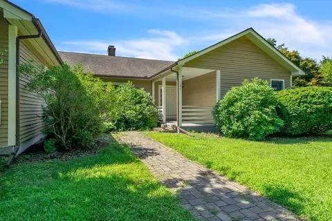 127 Pelham Rd, Amherst, MA 01002