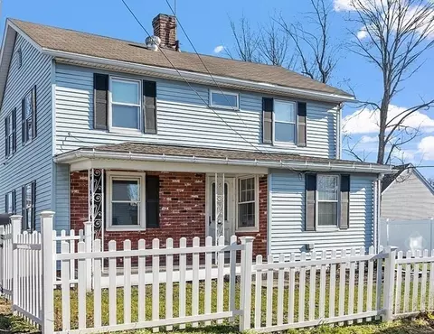 5 Eaton Pl, Leominster, MA 01453