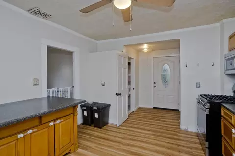 Entry Way - 711 Union St, Springfield, MA 01109 photo 2 of 4