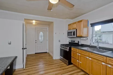Entry Way - 711 Union St, Springfield, MA 01109 photo 1 of 4