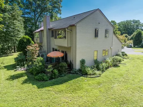 608 Fairway Vlg #608, Leeds, MA 01053