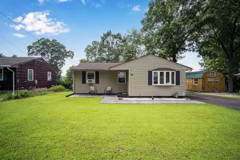90 Hillside Dr, Springfield, MA 01118