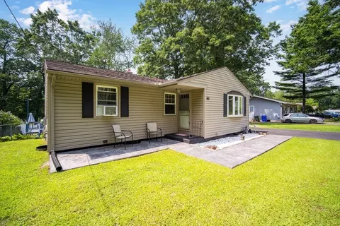 90 Hillside Dr, Springfield, MA 01118 photo 2