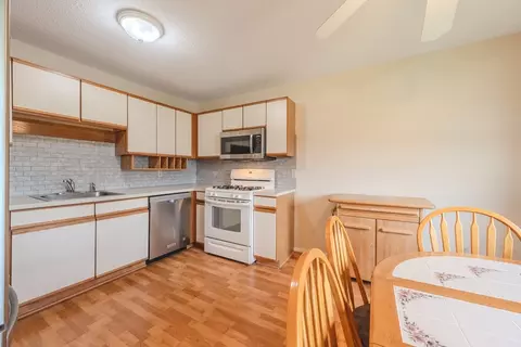 64 Tennis Plaza Rd #4, Dracut, MA 01826