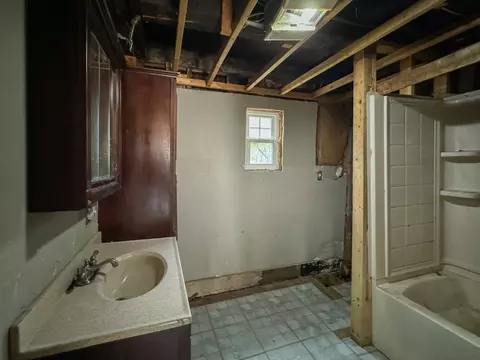 Bath - 26 Parallel St, Salem, MA 01970 photo 1 of 1