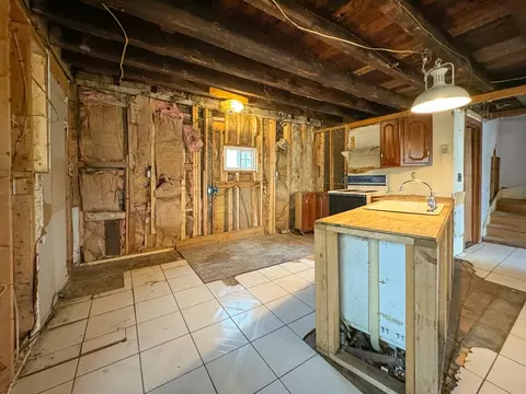 Kitchen - 26 Parallel St, Salem, MA 01970 photo 2 of 4
