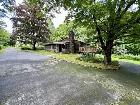 7 Shepard Pl, Sturbridge, MA 01566
