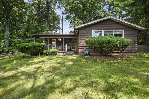95 Fletcher Rd, Bedford, MA 01730