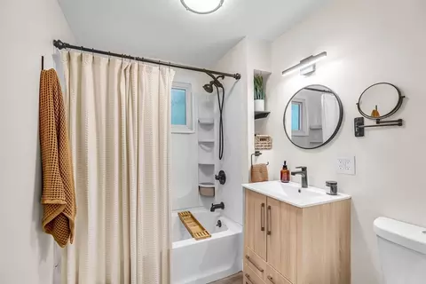 Bath - 71 Endicott St, Springfield, MA 01118 photo 1 of 2