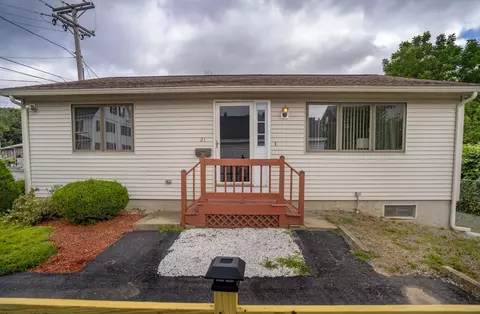 21 Summer St, Amesbury, MA 01913