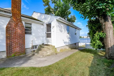 25 Broadmarsh Ave, Wareham, MA 02571 photo 3