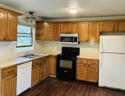 65 Hendrick St, Easthampton, MA 01027 photo 3
