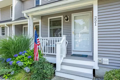 221 Bayberry Hill Ln #221, Leominster, MA 01453
