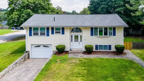 42 Tanglewood Dr, Dracut, MA 01826
